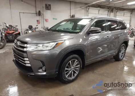 2018 Toyota Highlander Xle z USA, uszkodzony, nr VIN 5TDJZRFH7JS891334